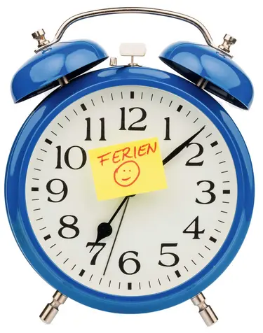 &lt;b style=&quot;font-size: 16px;&quot;&gt;Text zum Kopieren:&lt;/b&gt; &lt;br&gt;&lt;br&gt;Einblicke mit einer Haftnotizen mit der Aufschrift Ferien auf dem Zifferblatt.